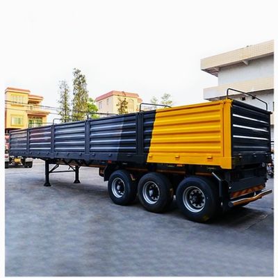Semi-remorque pour le transport de marchandises en vrac avec paroi latérale haute et plusieurs essieux sur paroi latérale de chute